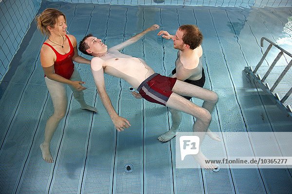 Der Patient macht Wassergymnastik