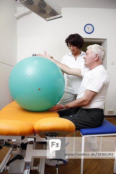 der Patient macht Physiotherapie