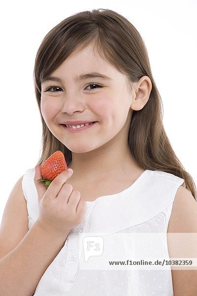Mädchen isst eine Erdbeere