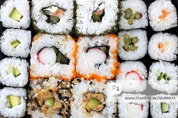 Sushi  Sashimi  japanische Fischspezialitäten aus Zweigen  rohem Fisch  Gemüse  Essig und anderen Gewürzen. Sushi-Box aus dem Kühlregal eines Supermarktes. Mit verschiedenen Fischen  Zweigen und Gemüsevariationen.