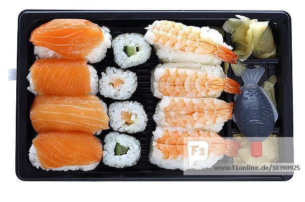 Sushi  Sashimi  japanische Fischspezialitäten aus Zweigen  rohem Fisch  Gemüse  Essig und anderen Gewürzen. Sushi-Box aus dem Kühlregal eines Supermarktes. Mit verschiedenen Fischen  Zweigen und Gemüsevariationen.