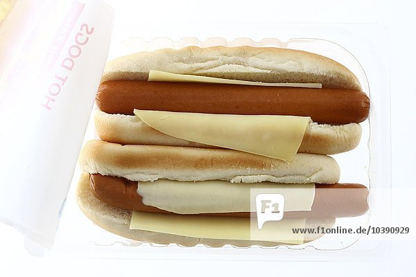 Hot Dog  Wurst mit Käsescheibe im Brötchen. Zum Aufwärmen in der Mikrowelle.