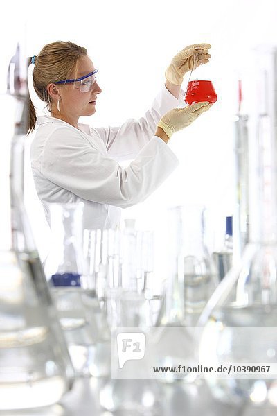 Chemielabor  Laborant während der Arbeit. Chemie Symbol Foto.