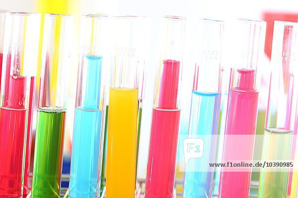Chemielabor  verschiedene Glasumschläge mit verschiedenen Flüssigkeiten  Chemikalien  in verschiedenen Farben.