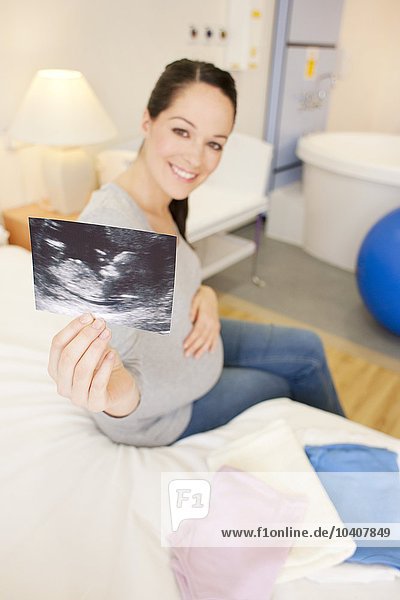 Schwangere Frau mit Baby-Scan