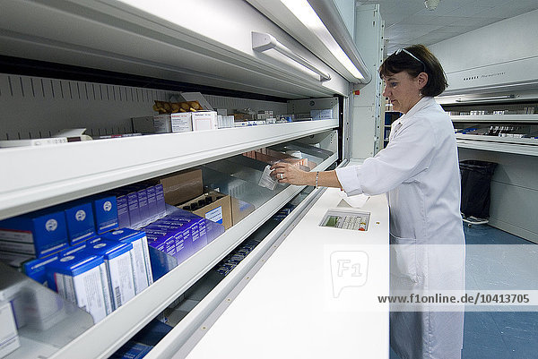 Institut Gustave Roussy  Villejuif  France. Automated drugs storage cabinet. Assistant in pharmacy.