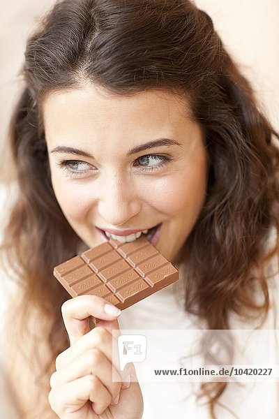 Frau isst Schokolade