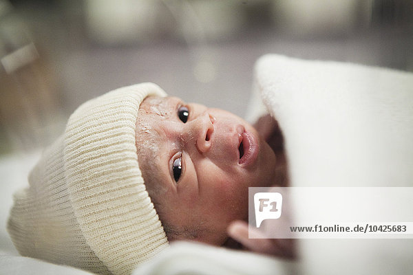 Fotoessay in der Entbindungsstation des Krankenhauses Saint Maurice in Frankreich. Geburt von frühgeborenen Zwillingen. Nach der Entbindung werden die Zwillinge in der Abteilung für Neonatologie untergebracht.