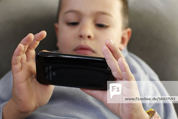 6-jähriger Junge spielt mit einem Iphone