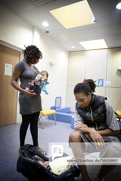 Reportage in einer postnatalen Klinik in Champigny  Frankreich. Seit sie die Neugeborenenstation verlassen haben  werden die Zwillinge (3 Monate alt) jede Woche untersucht  um ihr Wachstum zu verfolgen. Das Wartezimmer.