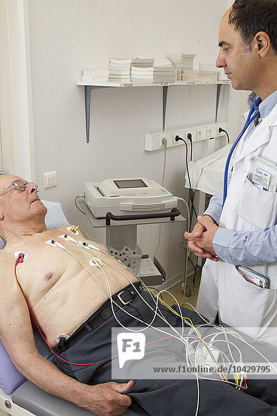 Klinische Forschung im GHICL. Kardiologische Abteilung im Krankenhaus St. Vincent de Paul in Lille  Frankreich. EKG (Elektrokardiogramm) und Schrittmacherdatenüberwachung bei einem älteren Patienten.