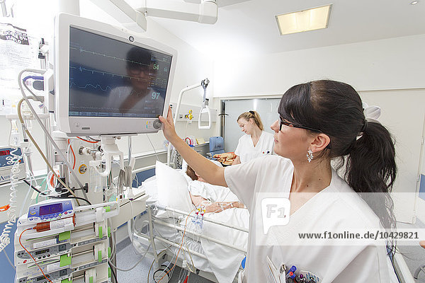 Die kardiologische Intensivpflegeabteilung des Saint-Philibert-Krankenhauses (GHICL) in Lille  Frankreich. Eine Krankenschwester verteilt Pflege und überprüft den medizinischen Monitor eines Patienten.