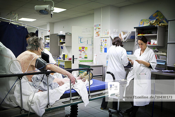 Reportage in der Notaufnahme des Allgemeinkrankenhauses Robert Ballanger  Frankreich. Ein Arzt liest die Akte eines Patienten im Traumazentrum.