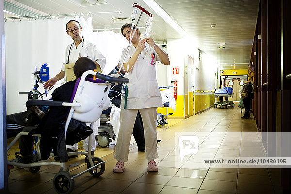 Reportage in der Notaufnahme des Allgemeinkrankenhauses Robert Ballanger  Frankreich. Ein Arzt und eine Krankenschwester kümmern sich um einen Patienten auf dem Korridor.
