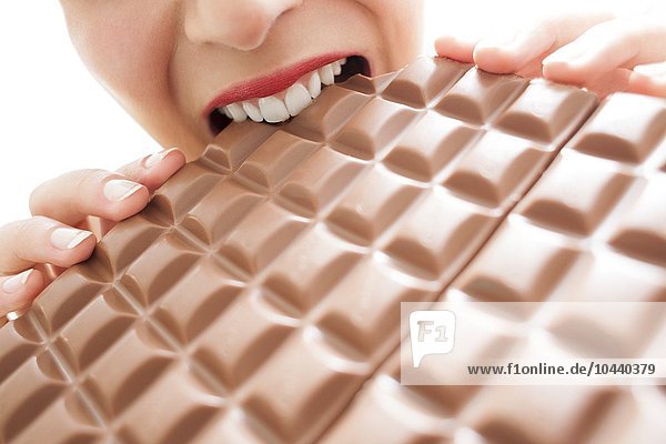 MODELL FREIGEGEBEN. Frau isst Schokolade Frau isst Schokolade