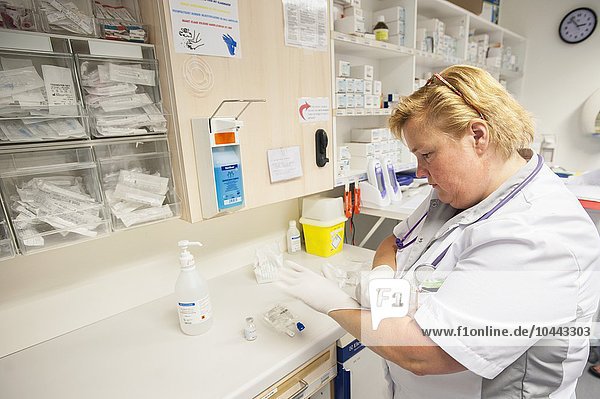 MODELL FREIGEGEBEN. Krankenschwester bereitet Medikamente vor Krankenschwester bereitet Medikamente vor
