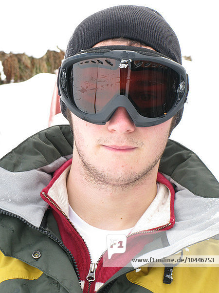 Junger Mann in den Bergen 'mit Skibrille  Porträt
