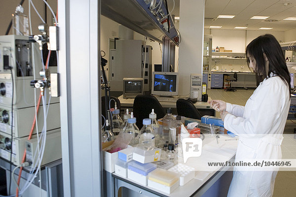 researcher in mass spectrometry laboratory  istituto di ricerche farmacologiche mario negri  milan  italy