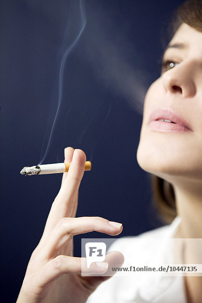 junge Frau raucht eine Zigarette