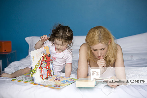 Mutter und Tochter lesen Buch