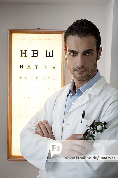 Porträt eines Augenarztes mit Optikerbrille und Optotype
