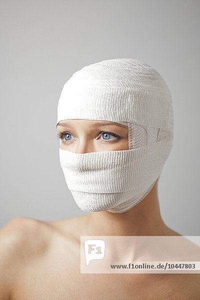eine Frau mit bandagiertem Kopf