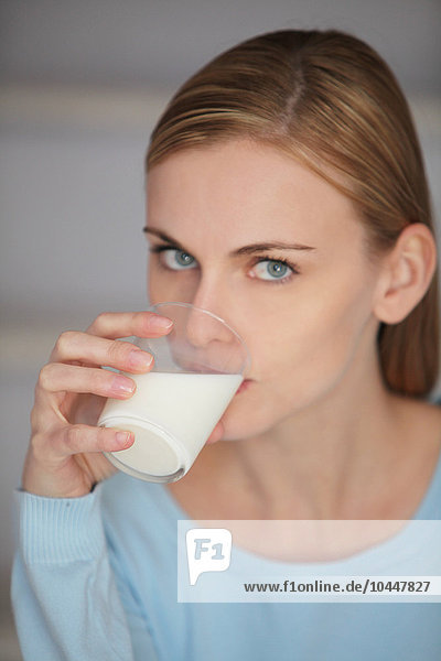 junge Frau trinkt Milch