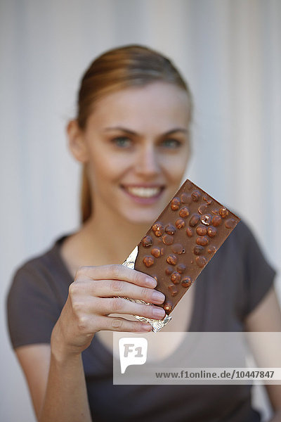 junge Frau isst Schokolade