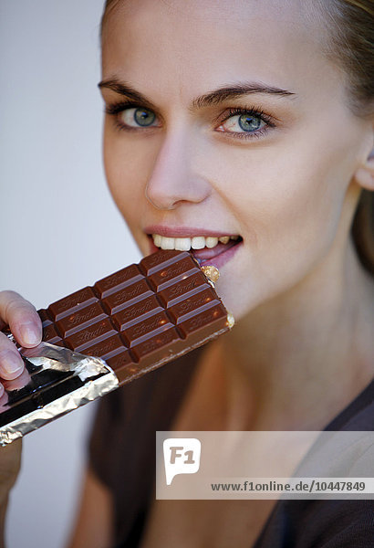 junge Frau isst Schokolade