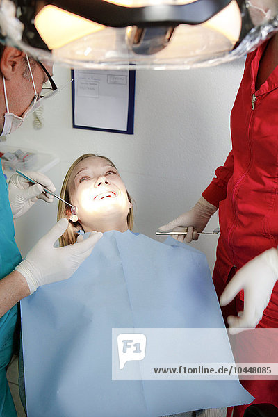 Lächelndes Mädchen beim Zahnarzt