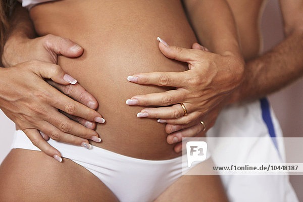 Paar schwangere Hände