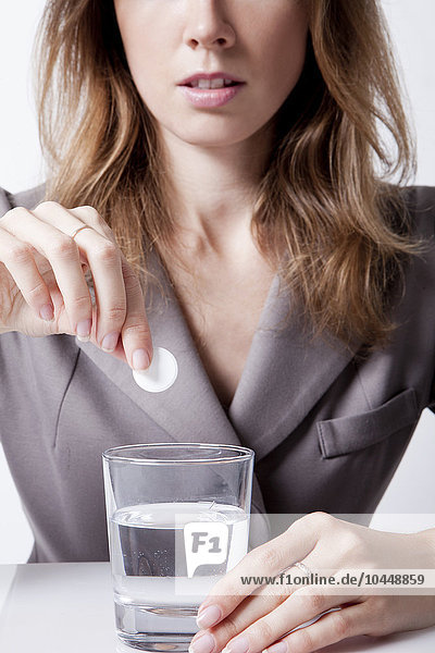 betroffene Frauen  Brausetablette mit einem Glas Wasser