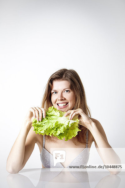 Frau hält Salat