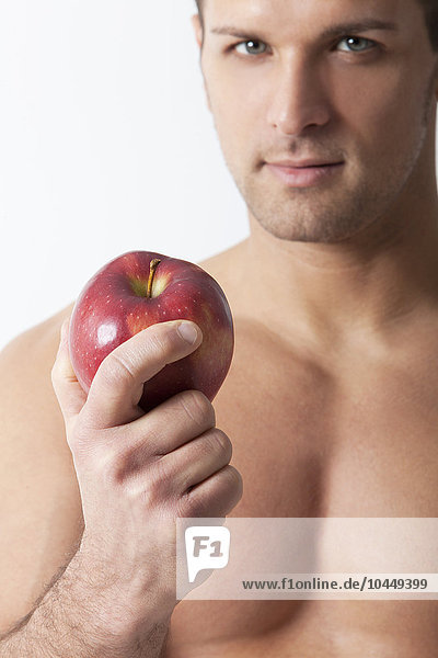 Mann nimmt einen roten Apfel