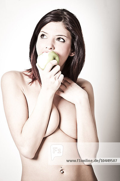 nackte Frau isst einen Apfel