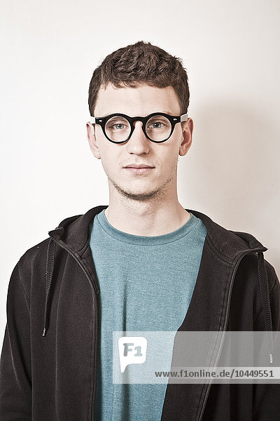 junger Mann mit Brille
