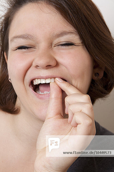 Mädchen mit Zahnschmerzen