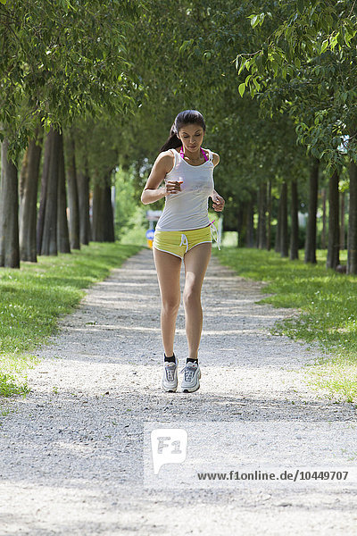 junge Frau beim Joggen im Park