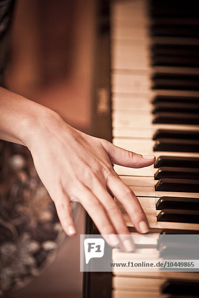 Frau spielt Klavier
