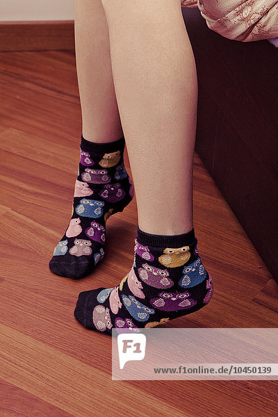 Füße eines Mädchens mit Socken