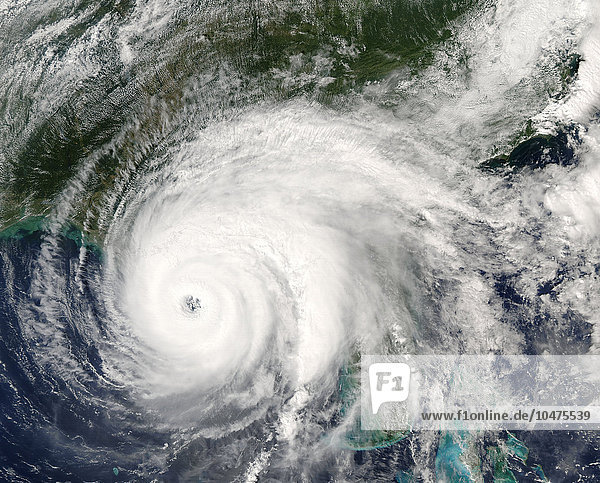 Hurrikan Ivan über dem Golf von Mexiko  am 15. September 2004 um 1345 GMT. Florida befindet sich rechts von Ivan. Hurrikane sind riesige rotierende Sturmsysteme  die Windgeschwindigkeiten von über 240 Kilometern pro Stunde (km/h) erreichen können. Sie können immense Schäden verursachen  wenn sie auf bebaute Gebiete treffen  verlieren aber über Land schnell an Energie. Zum Zeitpunkt der Aufnahme dieses Bildes war Ivan als Hurrikan der Kategorie 4 eingestuft  mit Windgeschwindigkeiten von 225 km/h. Das Bild wurde vom MODIS-Instrument an Bord des NASA-Satelliten Aqua aufgenommen  Hurrikan Ivan