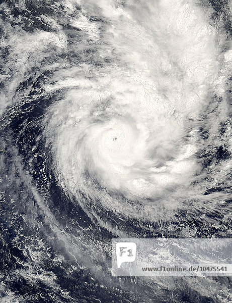 Tropischer Wirbelsturm Percy. Aqua-Satellitenbild des tropischen Wirbelsturms Percy im Südpazifik. Zu diesem Zeitpunkt war Percy ein Sturm der Kategorie 4 mit anhaltenden Winden von 213 Kilometern pro Stunde und Böen von bis zu 260 Kilometern pro Stunde. Er war gerade über die nördlichen Cookinseln Pukapuka und Nassau hinweggezogen  hatte dabei nur wenige Gebäude unversehrt gelassen und war auf dem Weg zu den südlichen Cookinseln. Percy war der vierte große Wirbelsturm im Südpazifik innerhalb weniger Wochen. Bild vom 1. März 2005  Tropischer Wirbelsturm Percy