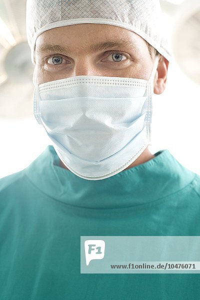 MODELL FREIGEGEBEN. Chirurg in einem Operationssaal  Chirurg