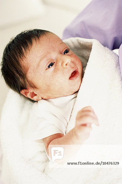 MODELL FREIGEGEBEN. Neugeborenes Baby. Zwei Wochen altes Baby  eingewickelt in eine Decke Neugeborenes Baby