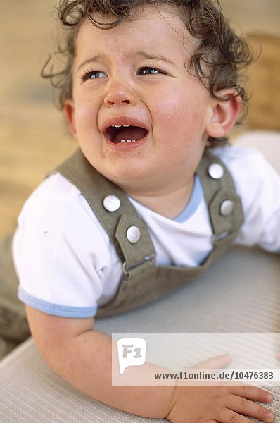 MODELL FREIGEGEBEN. Weinender kleiner Junge. Weinender 9 Monate alter Junge. Babys werden in diesem Alter immer selbstbewusster und sind eher in der Lage  ihre Wünsche und Bedürfnisse durch Weinen kundzutun. Schreiendes Baby