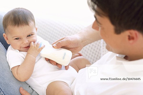 benutzen Menschlicher Vater 5 füttern Mädchen Baby Flasche Milch Monat alt