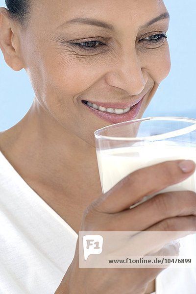 MODELL FREIGEGEBEN. Frau trinkt Milch Frau trinkt Milch