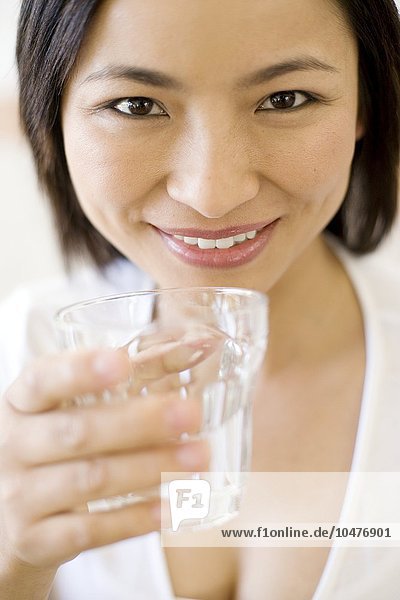 MODELL FREIGEGEBEN. Frau trinkt Wasser aus einem Glas Frau trinkt Wasser