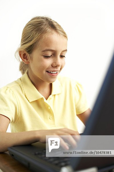 Mädchen benutzt einen Laptop