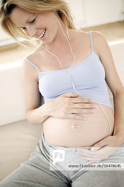 Schwangere Frau beim Musikhören